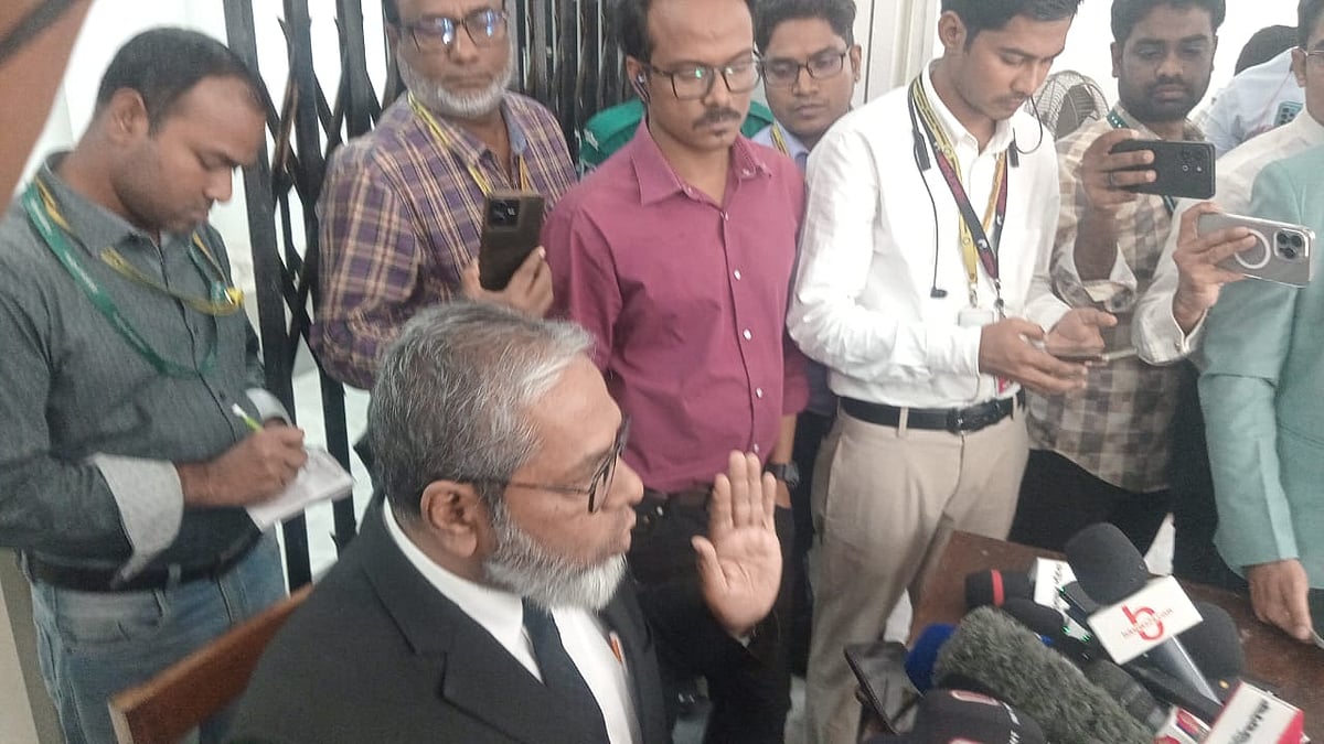 আন্তর্জাতিক অপরাধ ট্রাইব্যুনাল প্রাঙ্গণে সাংবাদিকদের সঙ্গে কথা বলেন আইনজীবী আমির হোসেন। ২৩ নভেম্বর