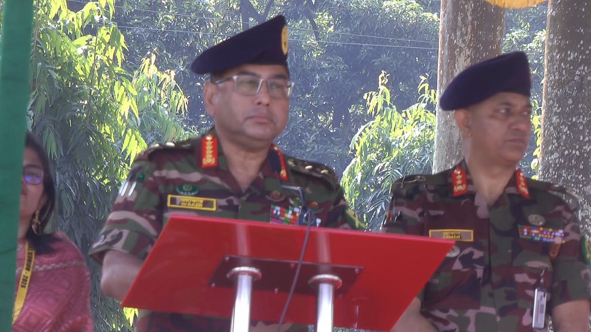 জয়পুরহাট গার্লস ক্যাডেট কলেজের প্রাক্তন শিক্ষার্থীদের পুনর্মিলনী অনুষ্ঠানে প্রধান অতিথির বক্তব্য দিচ্ছেন সেনাপ্রধান জেনারেল ওয়াকার-উজ-জামান। শুক্রবার বেলা ১১টার দিকে