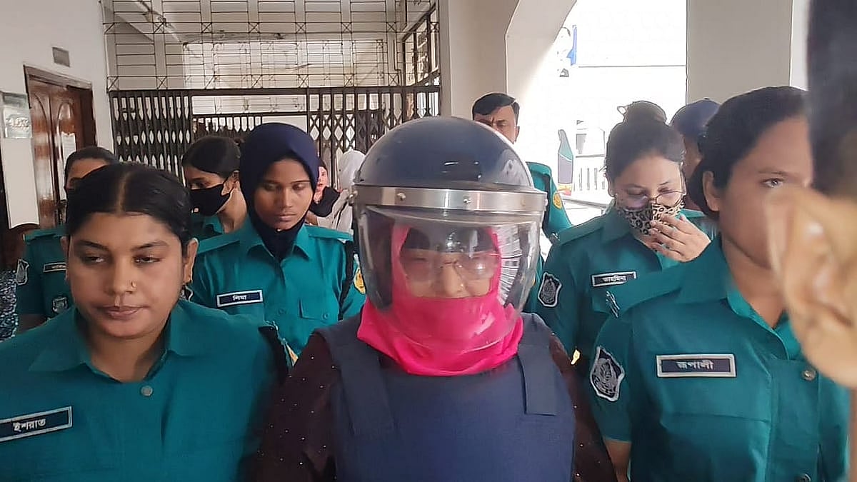 আওয়ামী লীগের ‘ঢাকা লকডাউন’ কর্মসূচির মধ্যে ধানমন্ডি ৩২ নম্বরে গিয়ে মারধরের শিকার হওয়া সালমা ইসলামকে গত বছরের জুলাই হত্যাচেষ্টা মামলায় কারাগারে পাঠানো হয়েছে। আজ শুক্রবার বিকেলে ঢাকার আদালত প্রাঙ্গণে