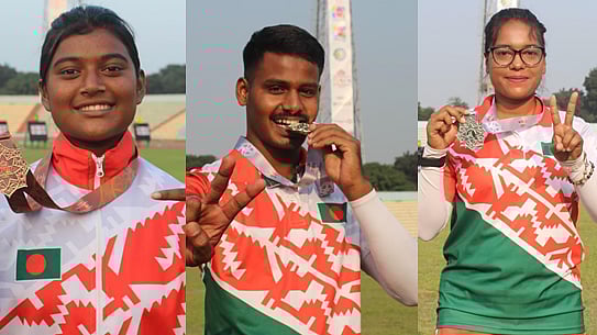এশিয়ান আর্চারিতে পদকজয়ী তিন বাংলাদেশি বাঁ থেকে কুলসুম আক্তার, হিমু বাছাড় ও বন্যা আক্তার