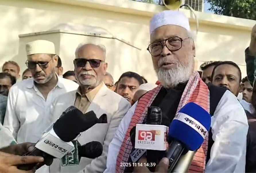 কালিহাতীতে মা–বাবার কবর জিয়ারতের পর সাংবাদিকদের সঙ্গে কথা বলেন কৃষক শ্রমিক জনতা লীগের সভাপতি কাদের সিদ্দিকী। শুক্রবার দুপুরে উপজেলার ছাতিহাটি গ্রামে