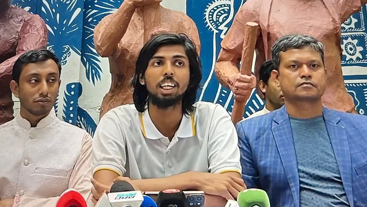 সংবাদ সম্মেলনে ডাকসুর সাহিত্য ও সংস্কৃতিবিষয়ক সম্পাদক মুসাদ্দিক ইবনে আলী মোহাম্মদ। আজ শুক্রবার বিকেলে ঢাকা বিশ্ববিদ্যালয়ের চারুকলা অনুষদে