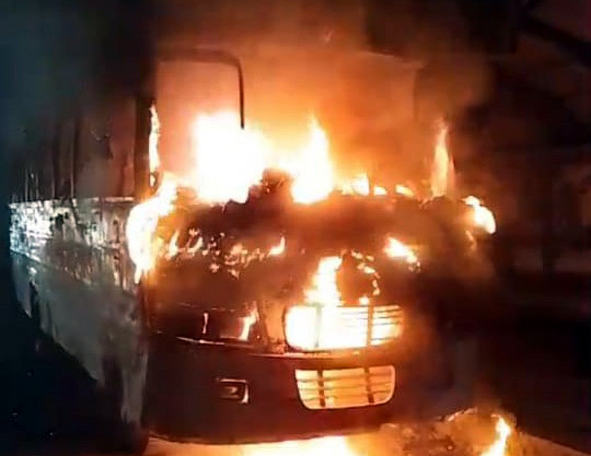 শিবালয় উপজেলায় একটি স্কুলবাসে অগ্নিসংযোগের ঘটনা ঘটেছে। গতকাল বৃহস্পতিবার রাতে