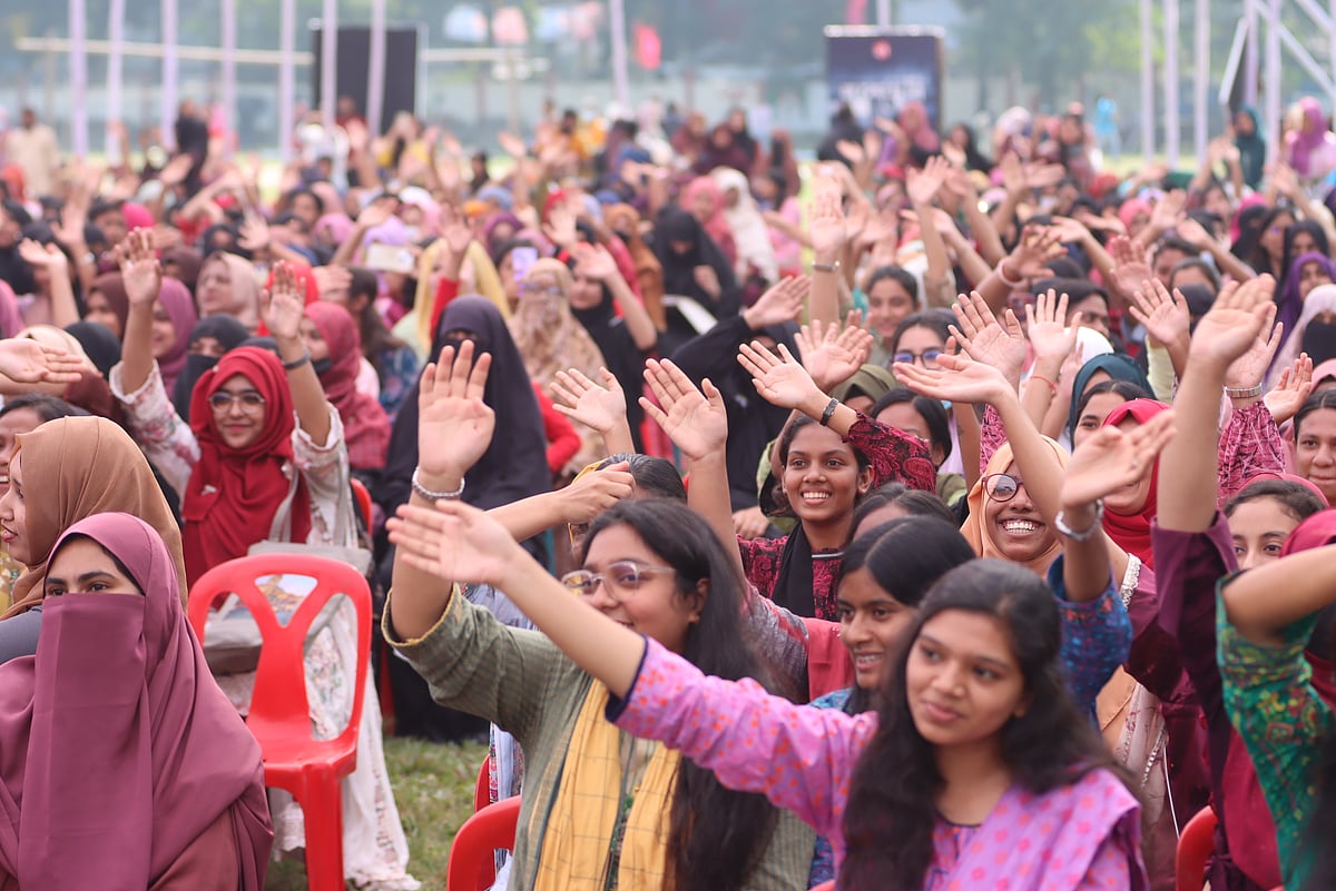 রংপুর জিলা স্কুল মাঠে অনুষ্ঠিত হলো প্রেসিডেন্সি ইউনিভার্সিটি ও প্রথম আলোর আয়োজনে উচ্চমাধ্যমিক কৃতী শিক্ষার্থী উৎসব। ১৪ নভেম্বর