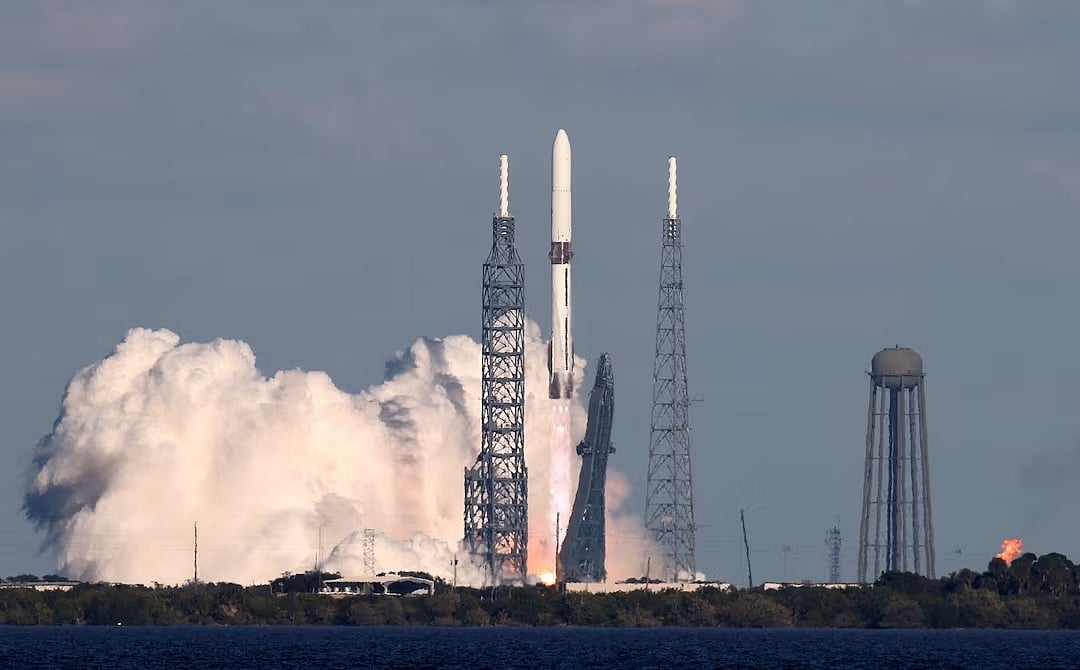 যুক্তরাষ্ট্রের ফ্লোরিডা অঙ্গরাজ্যের কেপ ক্যানাভেরাল স্পেস ফোর্স স্টেশন থেকে ব্লু অরিজিনের নিউ গ্লেন রকেট মঙ্গলের উদ্দেশে উৎক্ষেপণ করা হয়