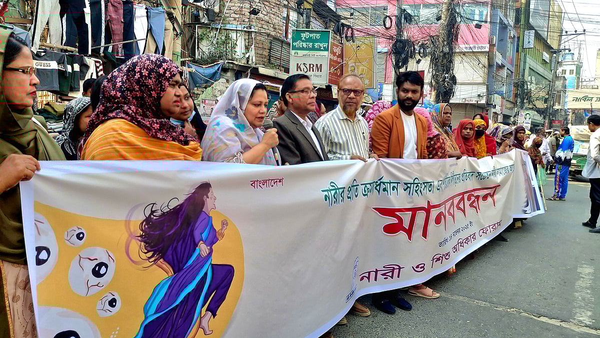 রাজশাহীতে বিএনপির নারী কর্মীকে মারধরের প্রতিবাদে ও বিচার দাবিতে মানববন্ধন হয়েছে। আজ শুক্রবার বেলা ১১টার দিকে নগরের সাহেব বাজার জিরো পয়েন্টে