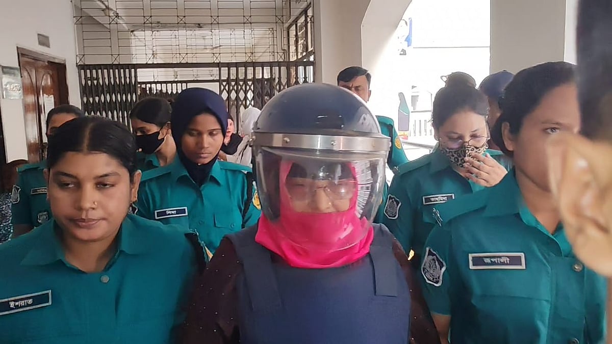 আওয়ামী লীগের ‘ঢাকা লকডাউন’ কর্মসূচির মধ্যে ধানমন্ডি ৩২ নম্বরে গিয়ে মারধরের শিকার হওয়া সালমা ইসলামকে গত বছরের জুলাই হত্যাচেষ্টা মামলায় কারাগারে পাঠানো হয়েছে। আজ শুক্রবার বিকেলে ঢাকার আদালত প্রাঙ্গণে