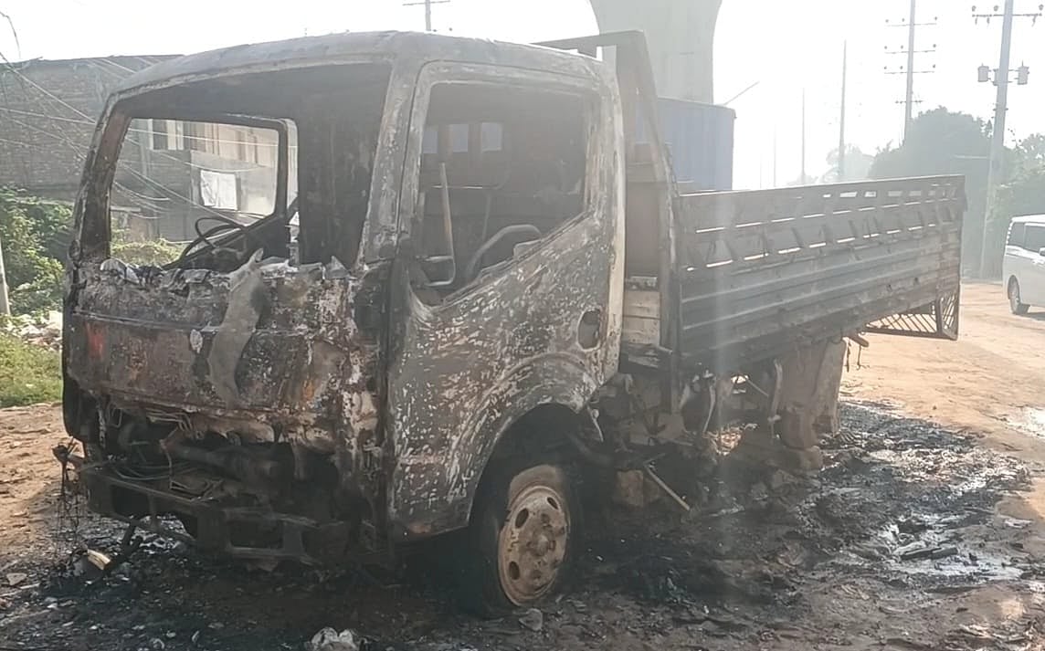 দাঁড়িয়ে থাকা একটি পিকআপ ভ্যানে আগুন দিয়েছে দুর্বৃত্তরা। আজ শুক্রবার সকালে সাভার উপজেলার আশুলিয়ায় সরকার মার্কেট এলাকায়