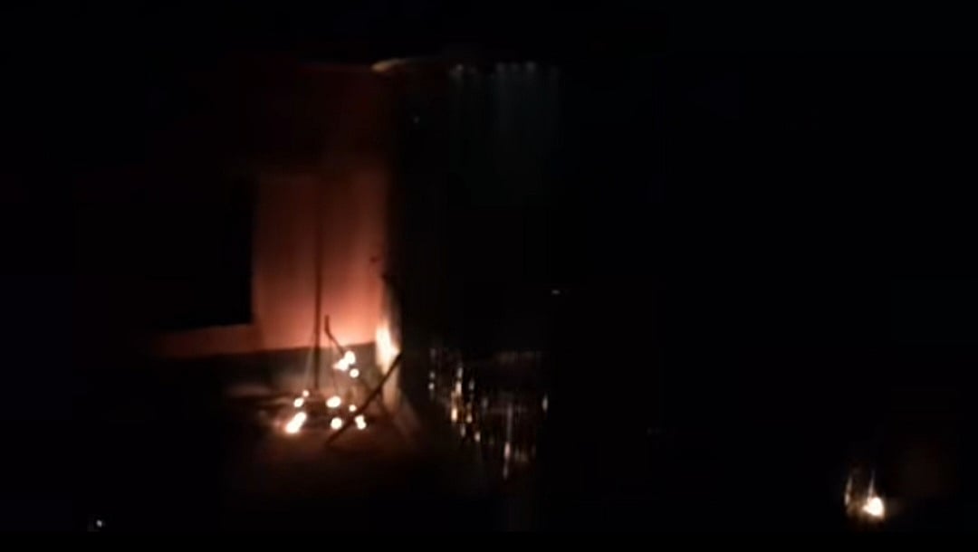 মৌলভীবাজারের জুড়ী উপজেলার চাটেরা গ্রামে দুর্বৃত্তরা স্থানীয় এক ইউপি সদস্যের বাড়িতে আগুন ধরিয়ে দেয়। গত বৃহস্পতিবার গভীর রাতে