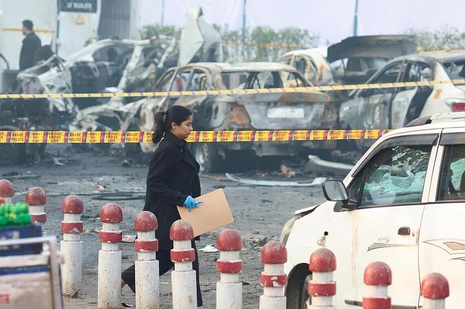 দিল্লির লালকেল্লার কাছে গাড়ি বিস্ফোরণস্থলে কাজ করছেন ফরেনসিক দলের সদস্য