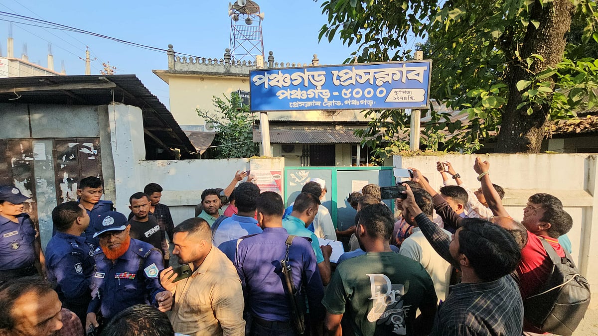 সাংবাদিকদের দুই পক্ষের দ্বন্দ্বের সমাধান হওয়ায় পঞ্চগড় জেলা প্রেসক্লাবের সিলগালা করা তালা খুলে দেয় জেলা প্রশাসন। গতকাল বৃহস্পতিবার বিকেলে