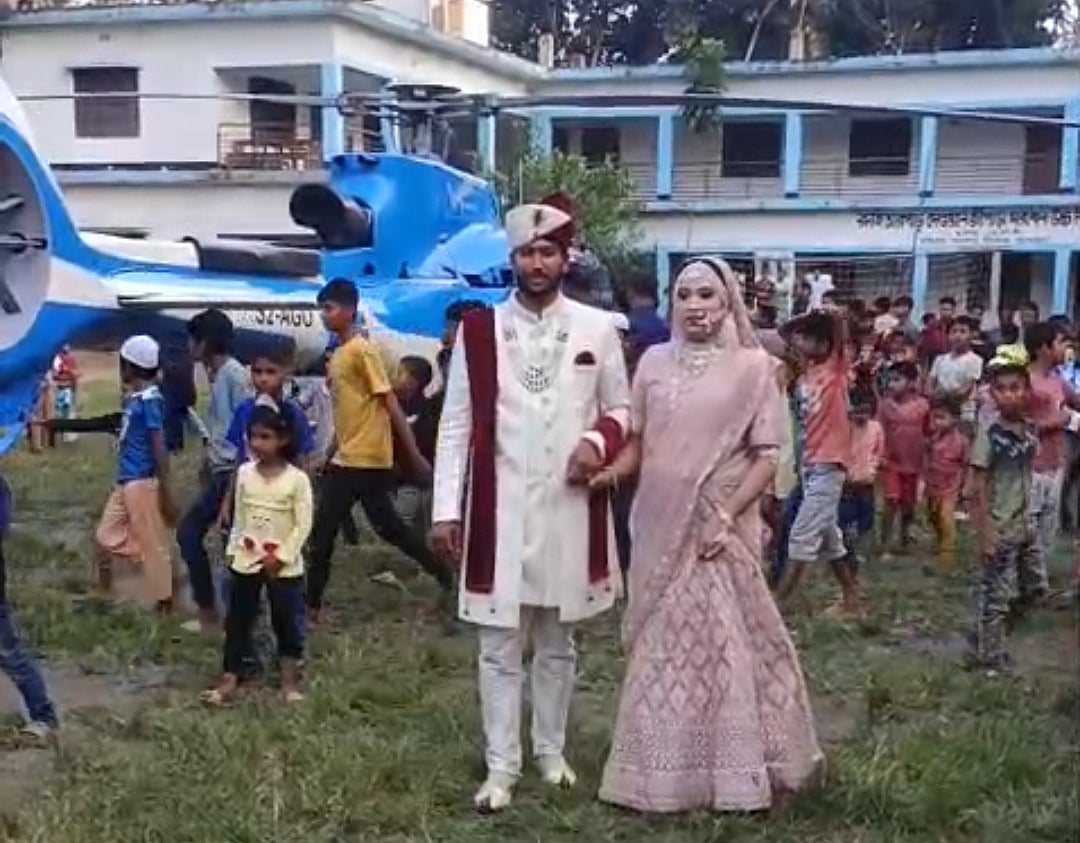বিয়ের পর নববধূকে হেলিকপ্টারে করে বাড়িতে নিয়ে আসেন মেহেদী হাসান। আজ শুক্রবার বিকেলে চাঁদপুরের মতলব উত্তর উপজেলার এমএম কান্দি গ্রামে
