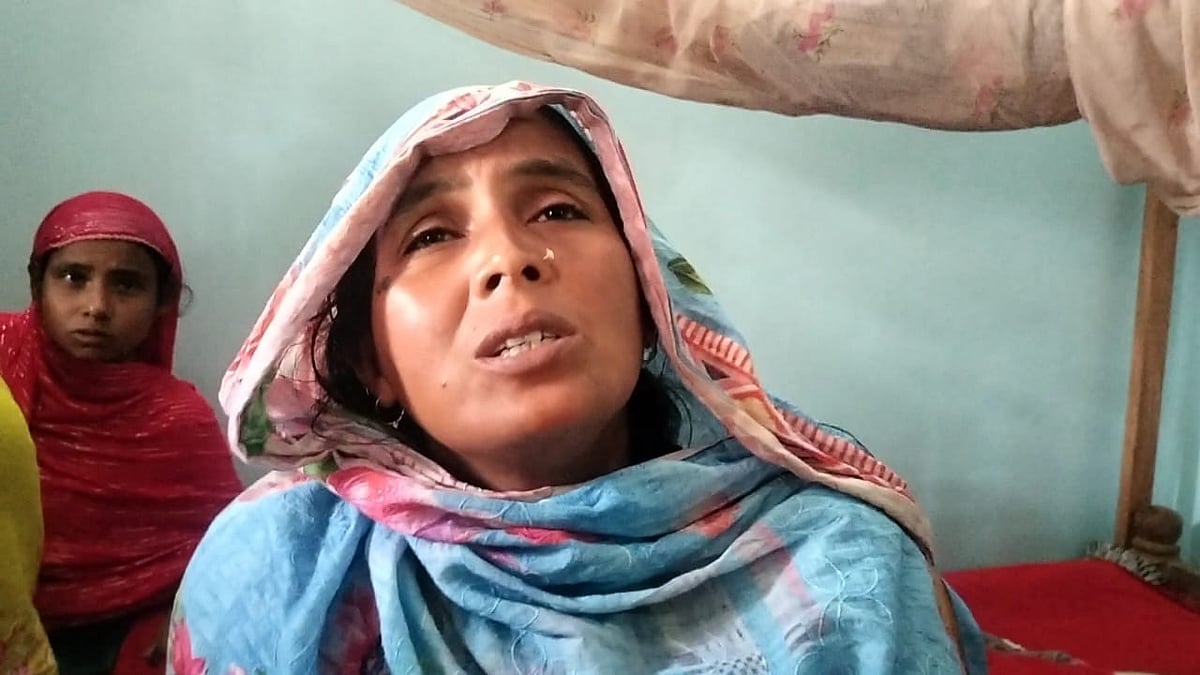 স্বামী হত্যার বিচার চেয়ে একপর্যায়ে কান্নায় ভেঙে পড়েন নিহত আশরাফুলের স্ত্রী লাকী বেগম। শুক্রবার বদরগঞ্জের শ্যামপুর নয়াপাড়া গ্রামে