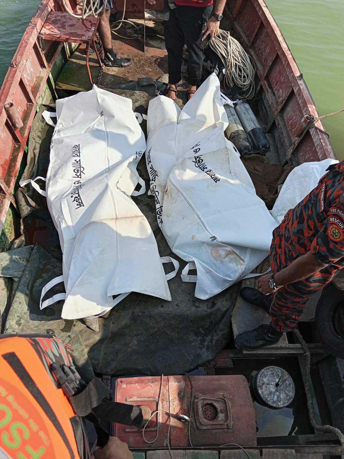 ট্রলার ডুবে নিখোঁজ দুই শ্রমিকের লাশ উদ্ধারের পর নদীর তীরে নিয়ে যাওয়া হচ্ছে। আজ শুক্রবার দুপুরে সোনারগাঁয়ের সোনাময়ী এলাকার মেঘনা নদীতে