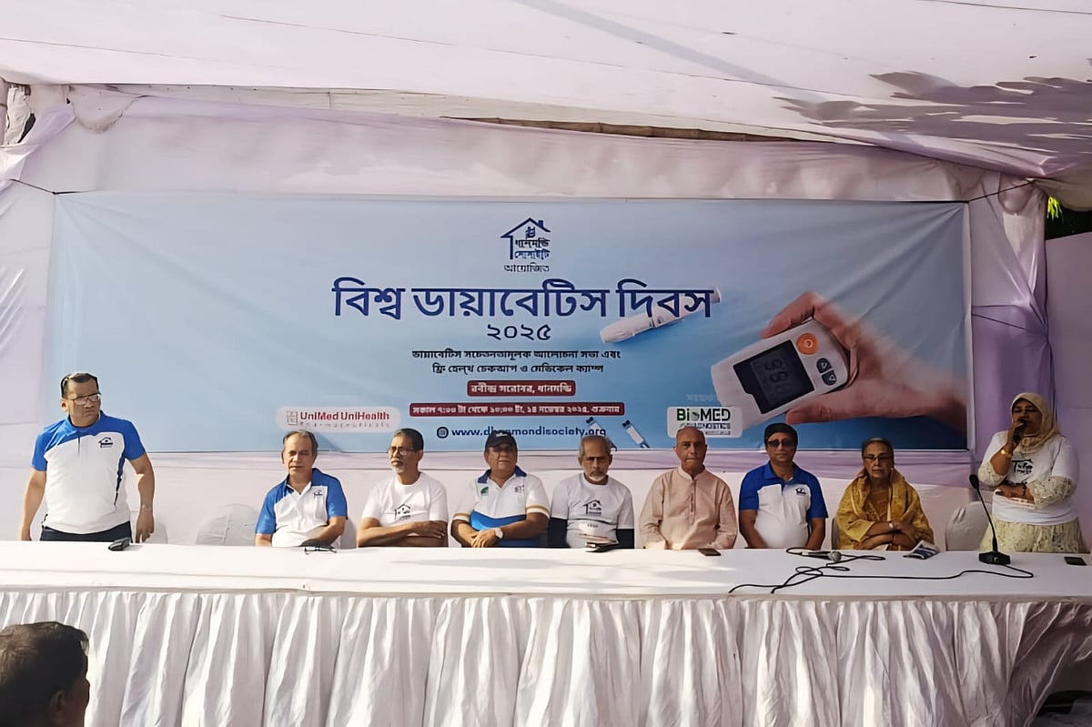 ধানমন্ডি সোসাইটির আলোচনা সভায় বক্তারা। রাজধানীর ধানমন্ডির রবীন্দ্রসরোবরে; ১৪ নভেম্বর ২০২৫