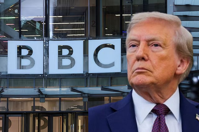 বিবিসির কার্যালয়ের সম্মুখে প্রভাবশালী ব্রিটিশ গণমাধ্যমটির লোগো ও মার্কিন প্রেসিডেন্ট ডোনাল্ড ট্রাম্পের ছবির কোলাজ