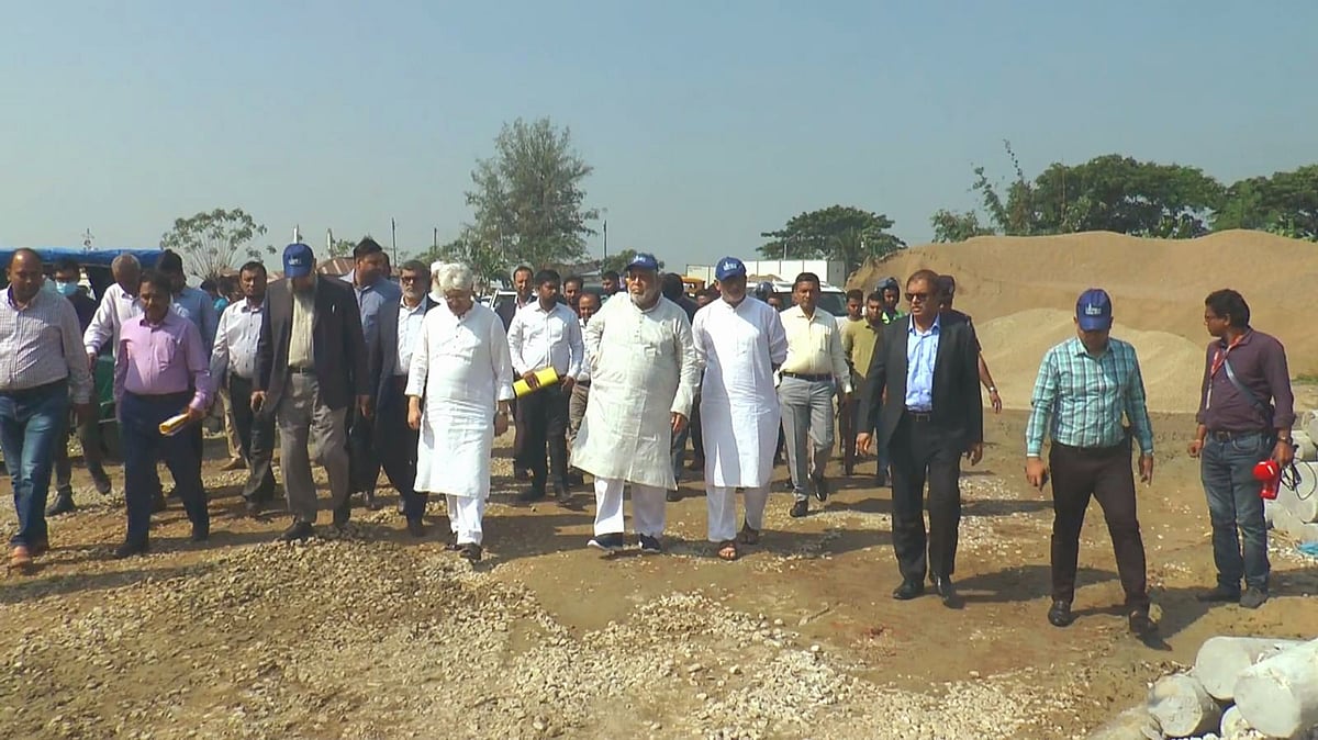 ভোলা সদর উপজেলার ভেদুরিয়া ফেরিঘাট সংলগ্ন এলাকায় প্রস্তাবিত ইউরিয়া সার কারখানার দুটি সম্ভাব্য স্থান পরিদর্শন করেন শিল্প, গৃহায়ন ও গণপূর্ত মন্ত্রণালয়ের উপদেষ্টা আদিলুর রহমান খান (বাঁয়ে সাদা চুল), বিদ্যুৎ, জ্বালানি ও খনিজ সম্পদ উপদেষ্টা মো. ফওজুল করিম খান (মধ্যে) এবং  বাণিজ্য–বস্ত্র ও পাট উপদেষ্টা শেখ বশির উদ্দিন। শুক্রবার দুপুরে