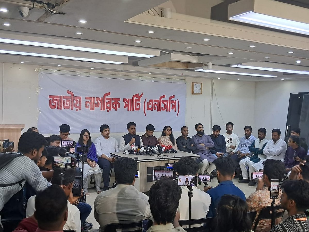 সংবাদ সম্মেলনে জাতীয় নাগরিক পার্টির (এনসিপি) নেতারা। শুক্রবার সন্ধ্যায় রাজধানীর বাংলামোটরে এনসিপির কেন্দ্রীয় কার্যালয়ে