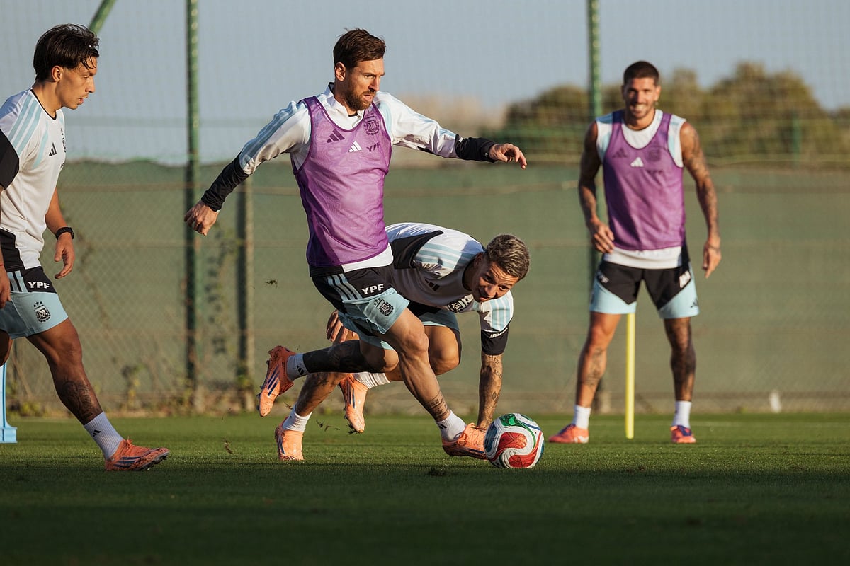 অ্যাঙ্গোলা ম্যাচের আগে অনুশীলনে মেসি