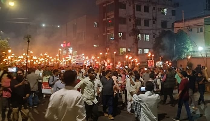 চট্টগ্রাম বন্দরের পরিচালনার দায়িত্ব বিদেশি কোম্পানির কাছে দেওয়ার প্রতিবাদে চট্টগ্রামে স্কপের মশাল মিছিল। আজ সন্ধ্যায় নগরের নতুন বাজার মোড় এলাকায়