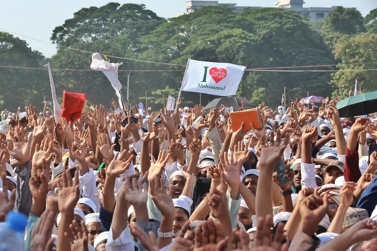 খতমে নবুওয়তের আন্তর্জাতিক মহাসম্মেলনে অংশগ্রহণকারীরা। আজ শনিবার ঢাকার সোহরাওয়ার্দী উদ্যানে