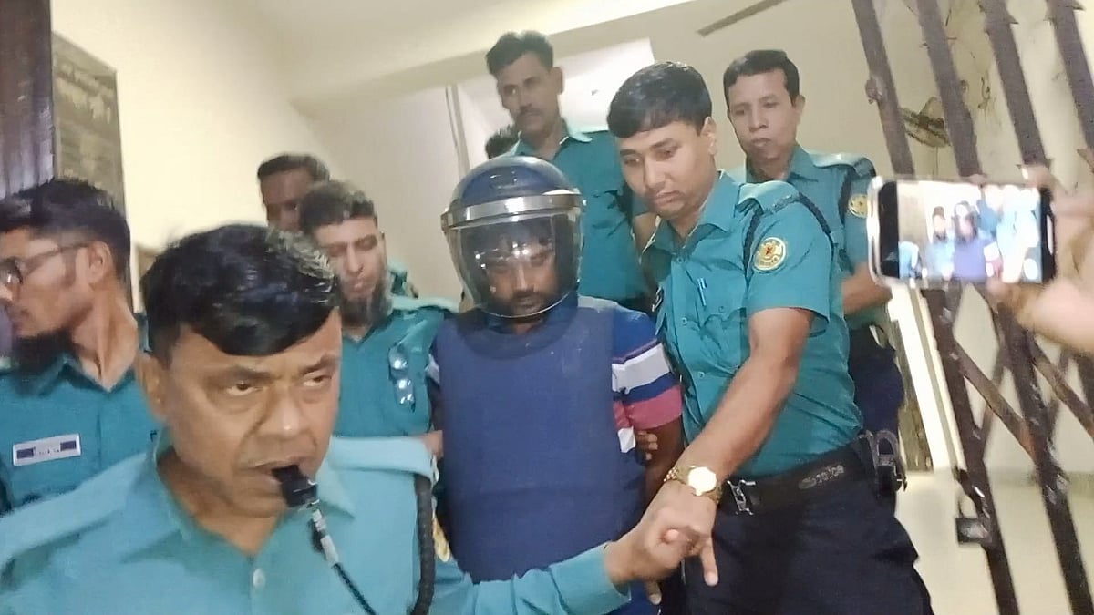 আসামি জরেজুল ইসলামকে আদালত থেকে নিয়ে যাওয়া হচ্ছে। ১৫ নভেম্বর