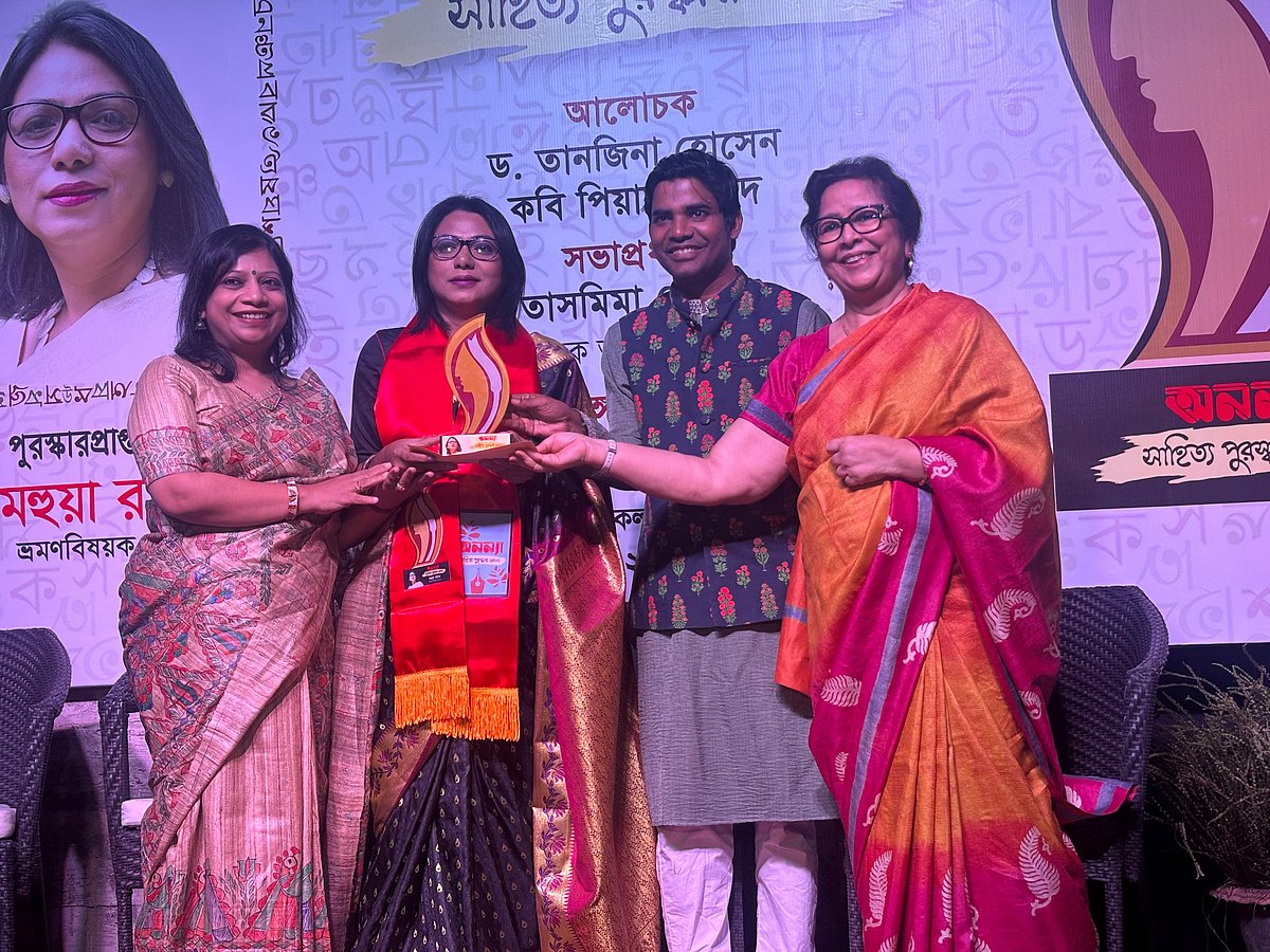অনন্যা সাহিত্য পুরস্কার তুলে দেওয়া হচ্ছে মহুয়া রউফের হাতে। বাঁ থেকে তানজিনা হোসেন, মহুয়া রউফ, পিয়াস মজিদ ও তাসমিমা হোসেন। শনিবার বিকেলে বেঙ্গল শিল্পালয়ে