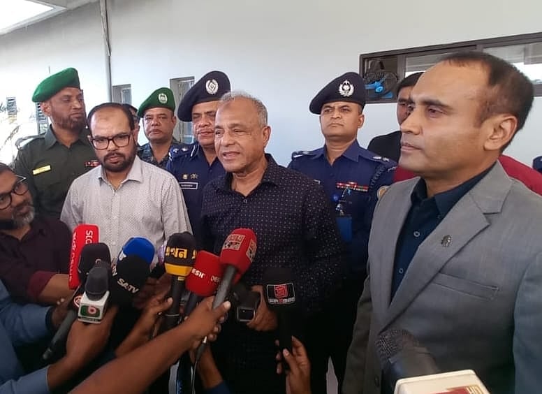 সাংবাদিকের সঙ্গে কথা বলছেন স্বরাষ্ট্র উপদেষ্টা জাহাঙ্গীর আলম চৌধুরী। শনিবার বেলা আড়াইটার দিকে পটুয়াখালী সার্কিট হাউজে