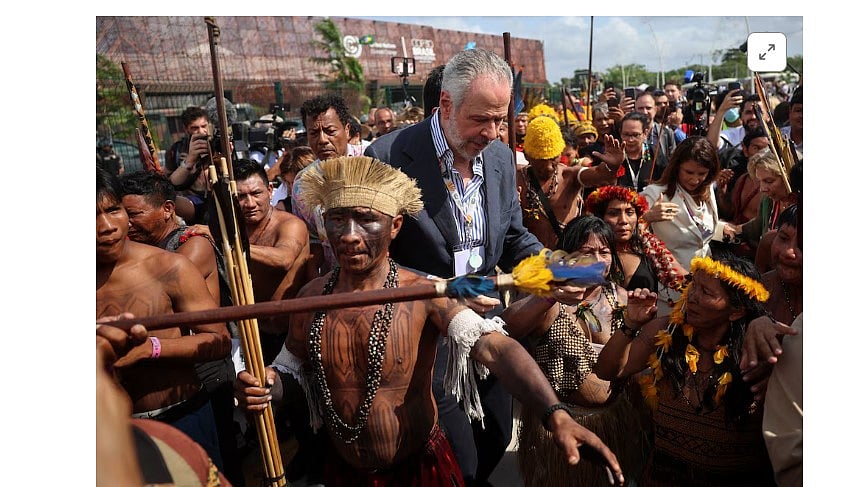 বেলেমে জাতিসংঘ জলবায়ু সম্মেলনে প্রবেশপথে বিক্ষোভ ও অবরোধ করে থাকা মুন্ডুরুকু আদিবাসীরা। সম্মেলনের সভাপতি আন্দ্রে কোরেয়া দো লাগো (মাঝে) তাঁদের সঙ্গে সঙ্গে কথা বলেন।
