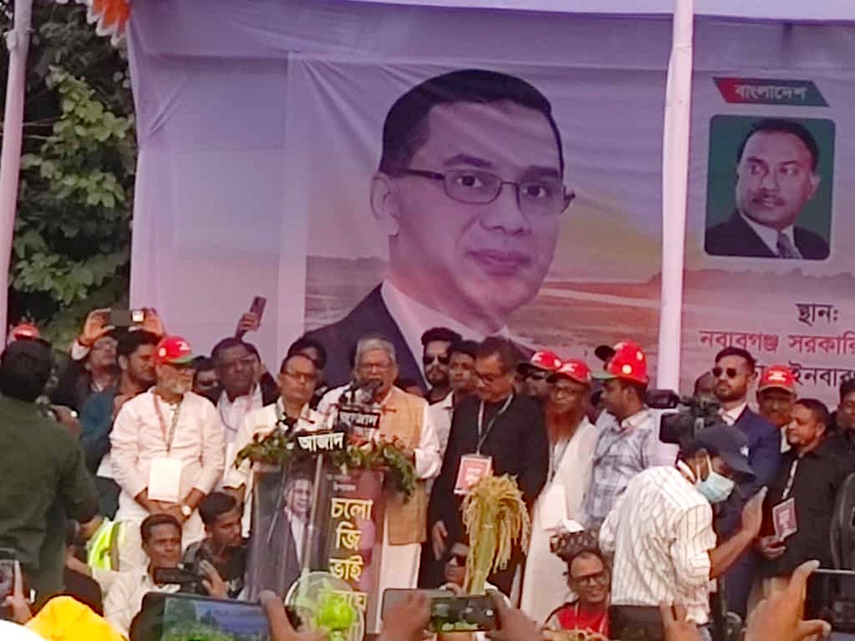 চাঁপাইনবাবগঞ্জে গণসমাবেশে বক্তব্য দিচ্ছেন বিএনপির মহাসচিব মির্জা ফখরুল ইসলাম আলমগীর। এতে অংশ নেননি জেলা বিএনপির নেতারা। শনিবার বিকেলে নবাবগঞ্জ সরকারি কলেজ মাঠে