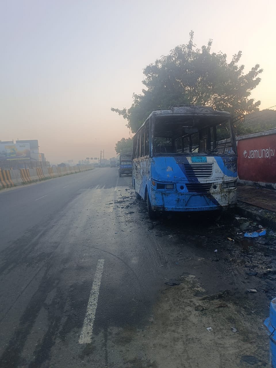 নারায়ণগঞ্জের সিদ্ধিরগঞ্জে পার্কিং অবস্থায় থাকা বাসে আগুন। আজ শনিবার সকালে