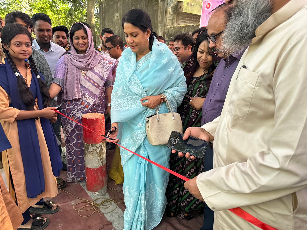 ঢাকা মহানগরী ও উপজেলা এলাকার ৪৪টি খাস পুকুর ও জলাশয় সংস্কার, উন্নয়ন, সৌন্দর্যবর্ধন ও পরিবেশ সংরক্ষণ প্রকল্প উদ্বোধন করছেন পরিবেশ, বন ও জলবায়ু পরিবর্তন এবং পানিসম্পদ মন্ত্রণালয়ের উপদেষ্টা সৈয়দা রিজওয়ানা হাসান। শনিবার দুপুরে কেরানীগঞ্জের দড়িপাড়া এলাকায়