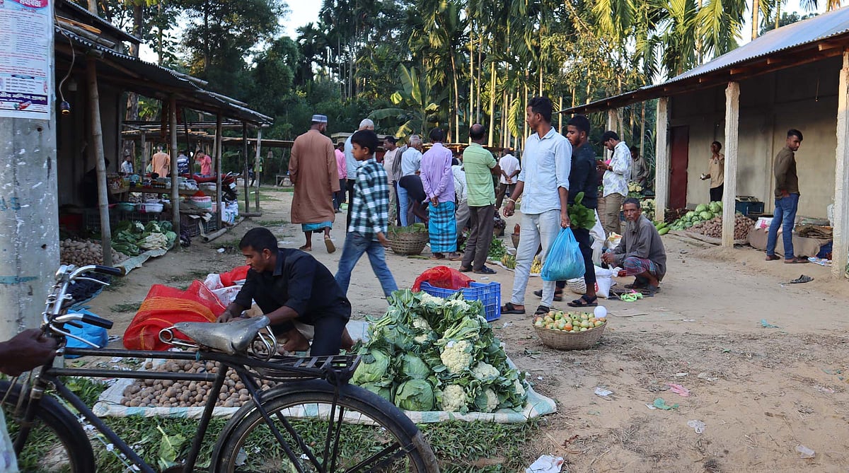 চা-বাগানে সপ্তাহে এক দিনের এক বেলার হাট। গত বৃহস্পতিবার বিকেলে মৌলভীবাজারের রাজনগর চা-বাগানে