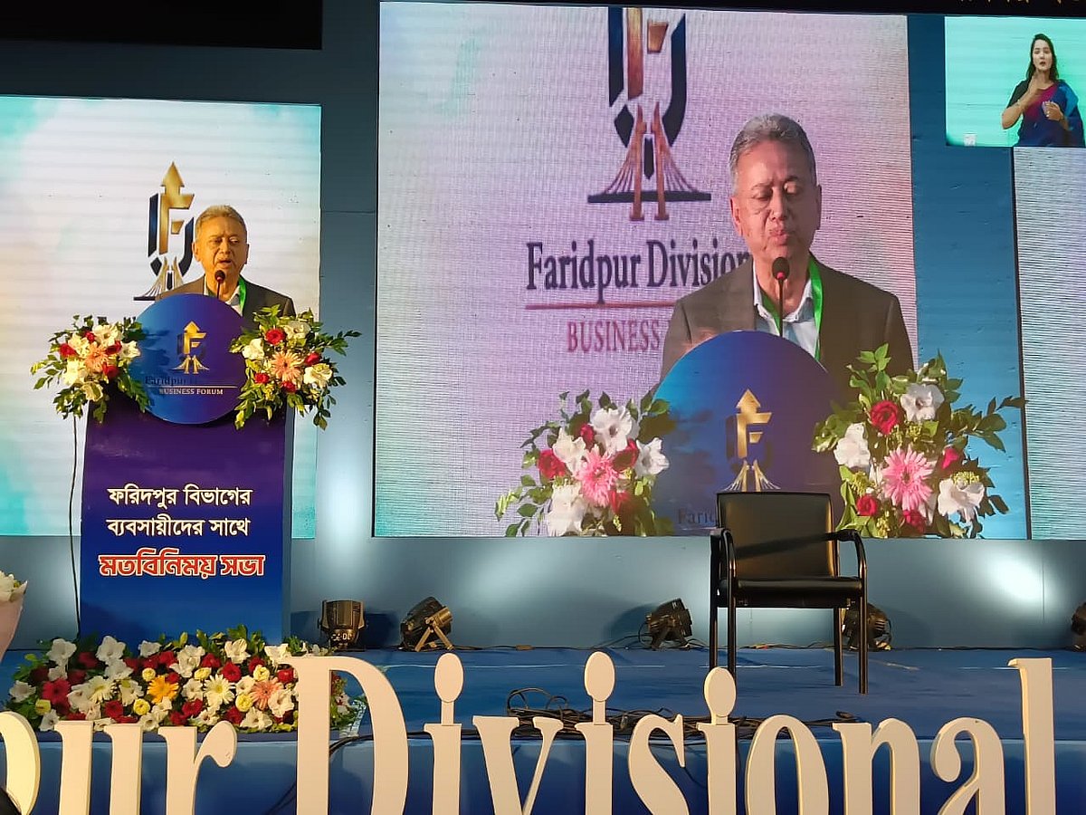ফরিদপুর সদর উপজেলা পরিষদের মিলনায়তনে ব্যবসায়ীদের সঙ্গে মতবিনিময় সভায় প্রধান অতিথির বক্তব্য দেন দেন বিএনপির জাতীয় স্থায়ী কমিটির সদস্য আমীর খসরু মাহমুদ চৌধুরী। শনিবার বিকেলে