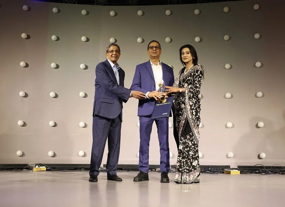 প্রথম আলোর প্রকাশনা প্রতিষ্ঠান মিডিয়াস্টার লিমিটেড ও ট্রান্সকম গ্রুপের প্রয়াত চেয়ারম্যান লতিফুর রহমানের নামে চালু করা বর্ষসেরা সাংবাদিকতার পুরস্কার এ বছর পেয়েছেন প্রথম আলোর হেড অব অনলাইন শওকত হোসেন। প্রথম আলোর ২৭তম প্রতিষ্ঠাবার্ষিকী উপলক্ষে আজ শনিবার রাজধানীর র‍্যাডিসন ব্লু ওয়াটার গার্ডেন হোটেলে আয়োজিত সুধী সমাবেশে তাঁর হাতে পুরস্কার তুলে দেন মিডিয়াস্টার লিমিটেড ও ট্রান্সকম গ্রুপের প্রধান নির্বাহী কর্মকর্তা (সিইও) সিমিন রহমান এবং প্রথম আলো সম্পাদক মতিউর রহমান