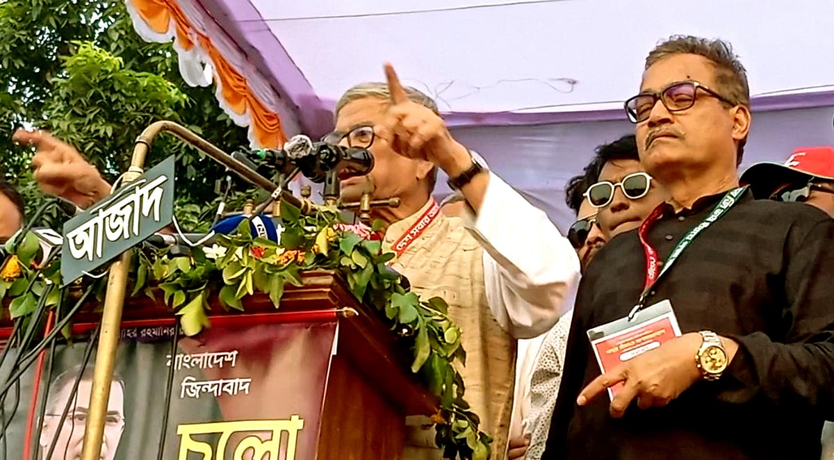 চাঁপাইনবাবগঞ্জে গণসমাবেশে বক্তব্য দিচ্ছেন বিএনপির মহাসচিব মির্জা ফখরুল ইসলাম আলমগীর। শনিবার বিকেলে নবাবগঞ্জ সরকারি কলেজ মাঠে