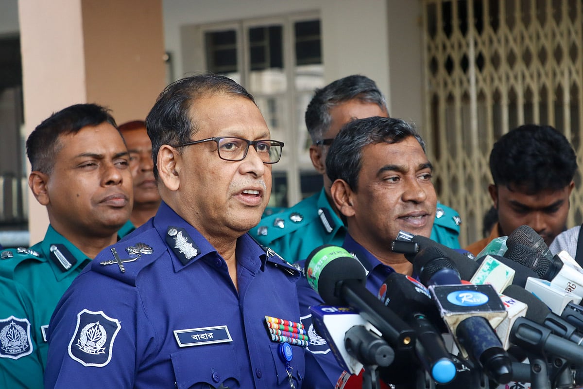 পুলিশ সদস্যদের নির্বাচনী প্রশিক্ষণ পরিদর্শন ও মতবিনিময় শেষে সাংবাদিকদের সঙ্গে কথা বলেন আইজিপি বাহারুল আলম। শনিবার বিকেলে খুলনা মেট্রোপলিটন পুলিশ লাইনসে