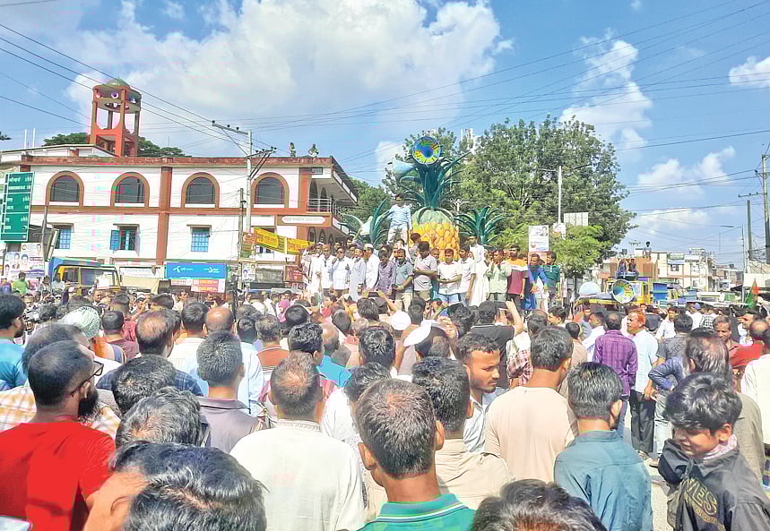 টাঙ্গাইল-১ (মধুপুর-ধনবাড়ী) আসনে বিএনপির মনোনীত প্রার্থী পরিবর্তনের দাবিতে মহাসড়ক অবরোধ করে বিক্ষোভ। গতকাল দুপুরে মধুপুর বাসস্ট্যান্ড এলাকায়