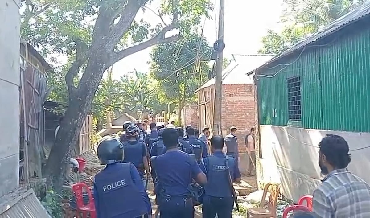 ব্রাহ্মণবাড়িয়ার সরাইলে সংঘর্ষ থামাতে এগিয়ে আসে একদল পুলিশ। শনিবার দুপুরে