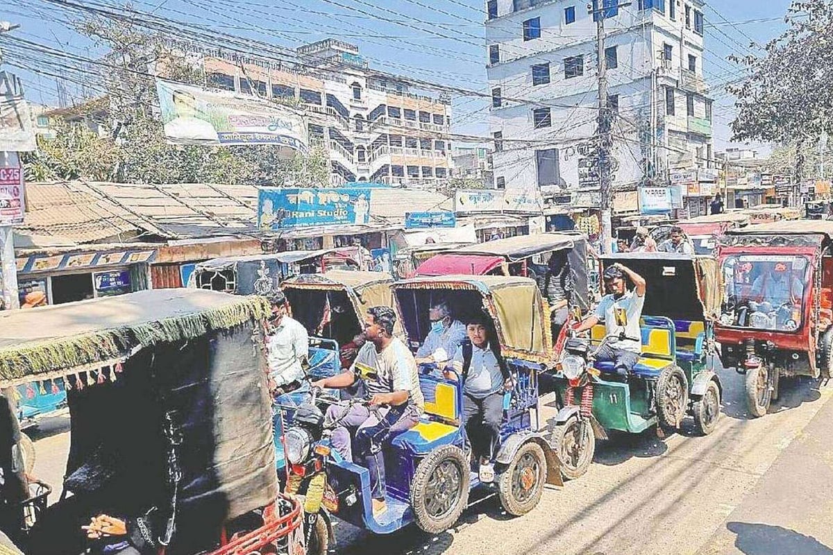 কক্সবাজার শহরের প্রধান সড়কে এভাবে যানজটে পড়ে দুর্ভোগ পোহাতে হয় পর্যটক ও স্থানীয় বাসিন্দাদের। সম্প্রতি তোলা