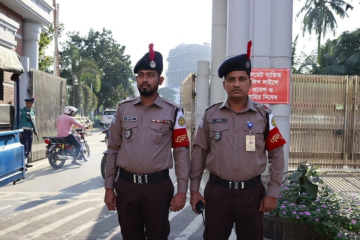 নতুন পোশাকে দুই পুলিশ সদস্য। আজ শনিবার ঢাকার রাজারবাগ পুলিশ লাইনসে
