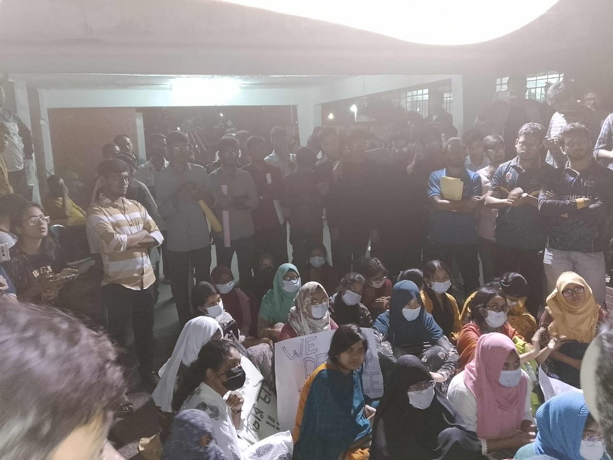 মানববন্ধন শেষে বিক্ষোভ মিছিল নিয়ে উপাচার্যের কার্যালয়ের সামনে বিক্ষোভ করেন শিক্ষার্থীরা