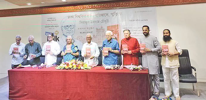 সিরাজুল ইসলাম চৌধুরীর ঢাকা বিশ্ববিদ্যালয় ইতিহাসে, স্মৃতিতে শীর্ষক বইয়ের মোড়ক উন্মোচন। গতকাল রাজধানীর শাহবাগে বাংলাদেশ জাতীয় জাদুঘরে