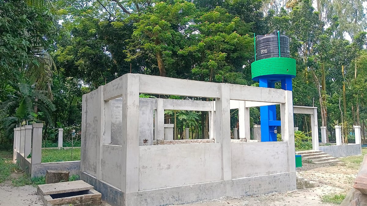 আটটি প্রকল্পের মাধ্যমে চলছে সচিব মো. রেজাউল মাকছুদ জাহেদীর পারিবারিক কবরস্থানের উন্নয়নকাজ। সম্প্রতি ময়মনসিংহের ফুলপুরের নিজ আশাবট গ্রামে