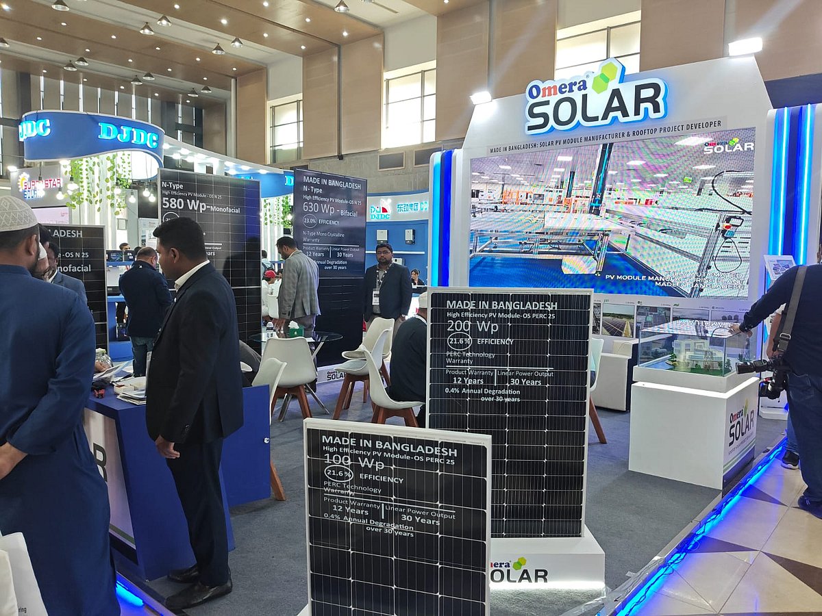 দেশের আবাসন, নির্মাণ, পানি ও বিদ্যুৎ খাতের বিভিন্ন পণ্য নিয়ে সেমস গ্লোবাল আয়োজিত তিন দিনের আন্তর্জাতিক প্রদর্শনীর শেষ দিনে ক্রেতা-দর্শনার্থীরা। আজ শনিবার রাজধানীর ইন্টারন্যাশনাল কনভেনশন সিটি বসুন্ধরায় (আইসিসিবি)