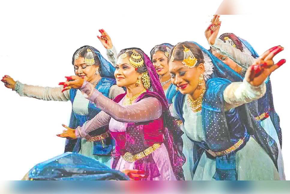 মঞ্চে সহশিল্পীদের সঙ্গে নৃত্য পরিবেশন করছেন প্রিয়াঙ্কা