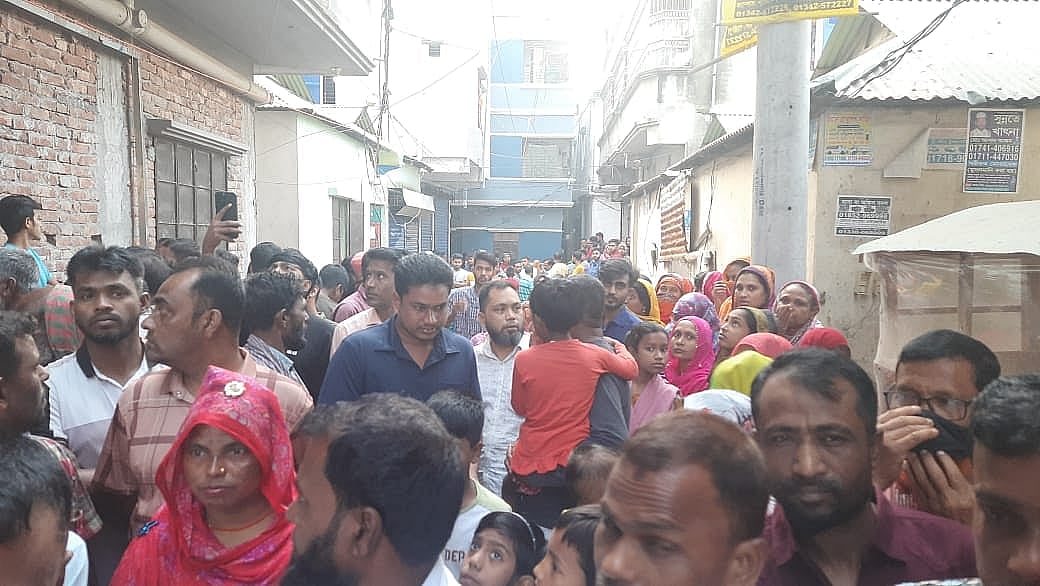 গাজীপুর মহানগরীর কোনাবাড়ী নওয়াব আলী মার্কেট এলাকায় নারীর লাশ ও তাঁর স্বামীকে গলাকাটা অবস্থায় উদ্ধারের ঘটনায় স্থানীয় লোকজন ওই বাড়ির সামনে ভিড় জমান। আজ শনিবার সকালে