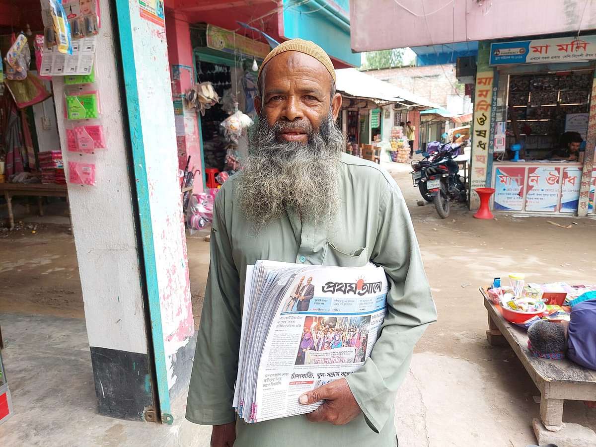 গাইবান্ধায় ৪১ বছর ধরে পত্রিকা বিলি করছেন আবদুর রহিম