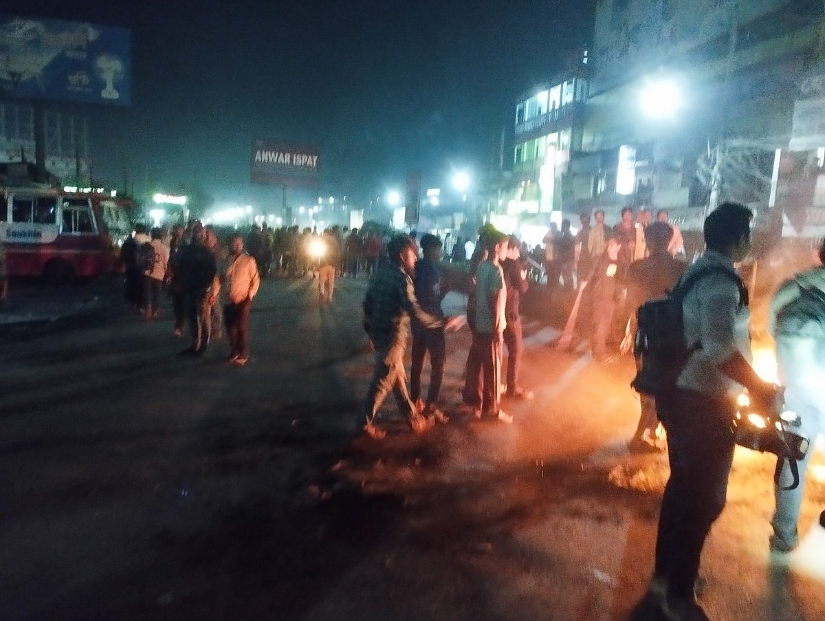 ভাড়া নিয়ে দ্বন্দ্বের জের ধরে সরকারি ব্রজোমোহন কলেজের (বিএম) শিক্ষার্থীদের সঙ্গে বাস শ্রমিকদের সংঘর্ষের ঘটনা ঘটে। শনিবার রাতে নথুল্লাবাদ বাসস্ট্যান্ড এলাকায়