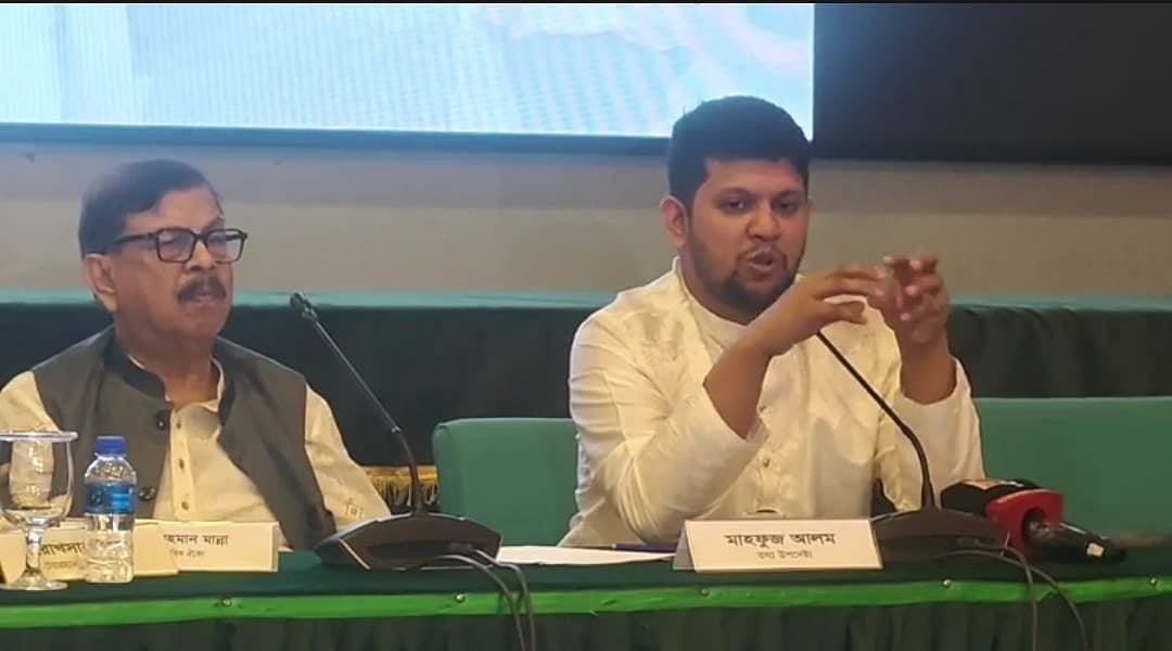 তথ্য ও সম্প্রচার উপদেষ্টা মাহফুজ আলম। আজ শনিবার ঢাকায় বিস মিলনায়তনে উইমেন ইন ডেমোক্রেসির গোলটেবিল বৈঠকে